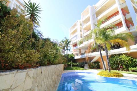 T1 de luxo com piscina e 2 lugares de garagem perto da praia da rocha