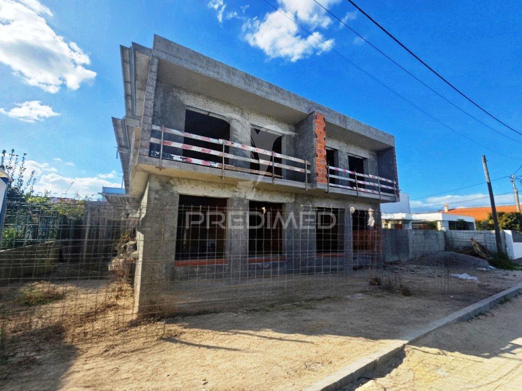 Moradia gem. t4, c/3 suites e piscina, em fernão ferro