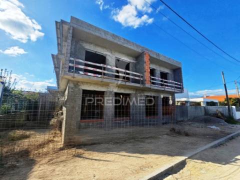 Moradia gem. t4, c/3 suites e piscina, em fernão ferro