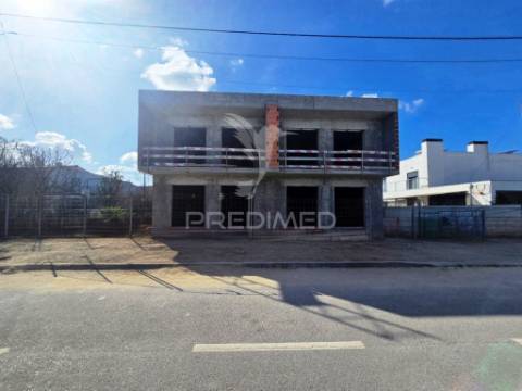 Moradia gem. t4, c/3 suites e piscina, em fernão ferro