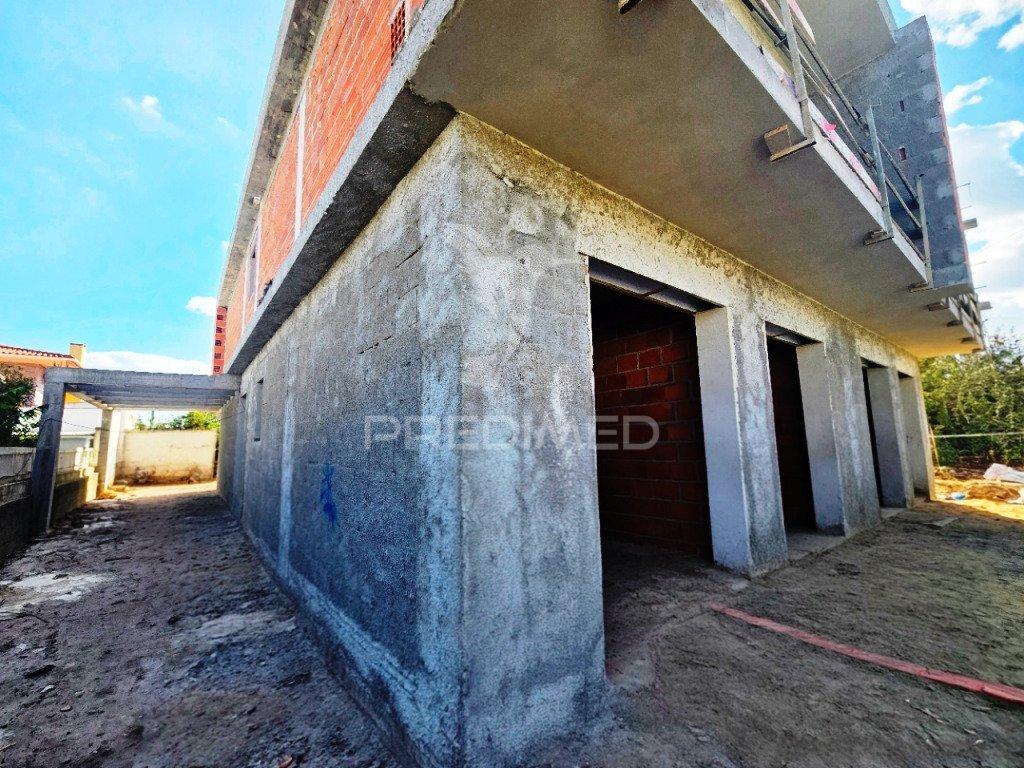 Moradia gem. t4, c/3 suites e piscina, em fernão ferro