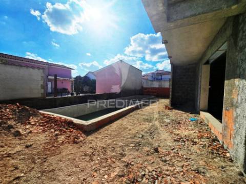 Moradia gem. t4, c/3 suites e piscina, em fernão ferro