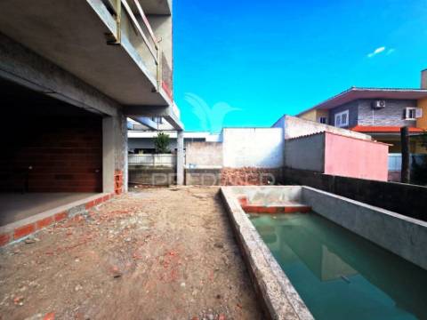 Moradia gem. t4, c/3 suites e piscina, em fernão ferro
