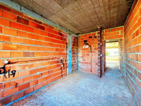Moradia gem. t4, c/3 suites e piscina, em fernão ferro