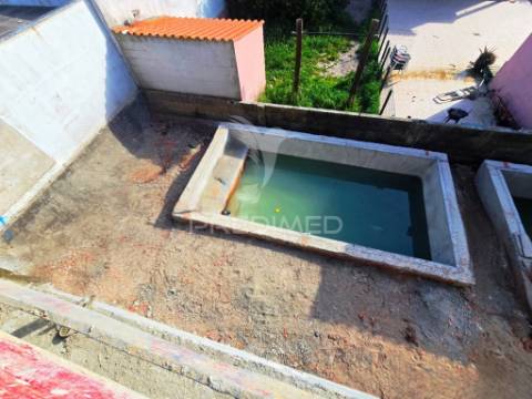 Moradia gem. t4, c/3 suites e piscina, em fernão ferro
