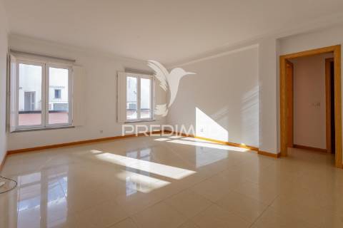 Apartamento t4- centro histórico de évora com lugar de garagem.
