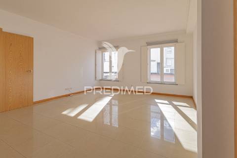 Apartamento t4- centro histórico de évora com lugar de garagem.