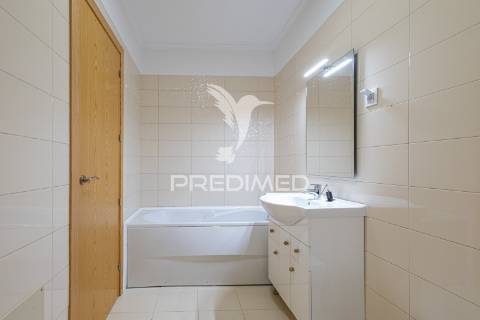 Apartamento t4- centro histórico de évora com lugar de garagem.