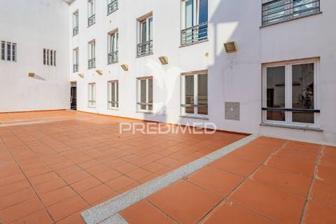 Apartamento t4- centro histórico de évora com lugar de garagem.