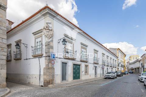 Apartamento t4- centro histórico de évora com lugar de garagem.