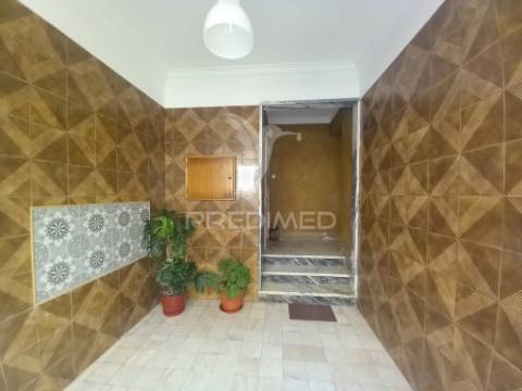 Apartamento t2 totalmente remodelado no carregado