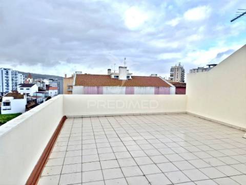 Apartamento t2 totalmente remodelado no carregado