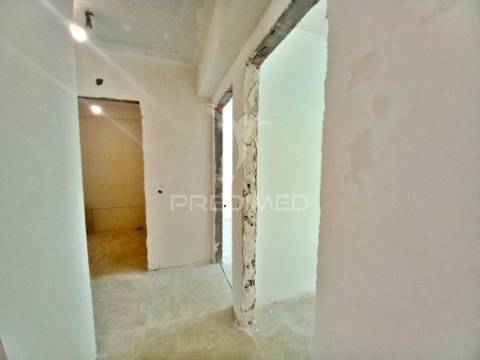 Apartamento t2 totalmente remodelado no carregado
