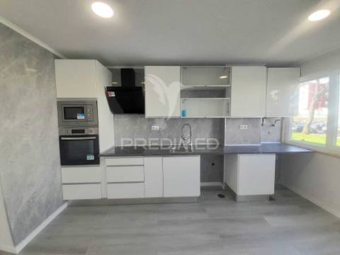 Apartamento totalmente recuperado com marquise e arrecadação,oeiras.