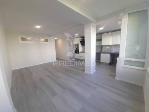 Apartamento totalmente recuperado com marquise e arrecadação,oeiras.