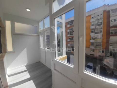 Apartamento totalmente recuperado com marquise e arrecadação,oeiras.