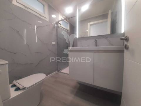 Apartamento totalmente recuperado com marquise e arrecadação,oeiras.