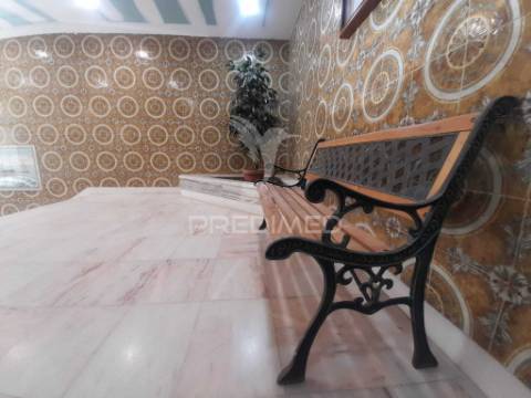 Apartamento totalmente recuperado com marquise e arrecadação,oeiras.