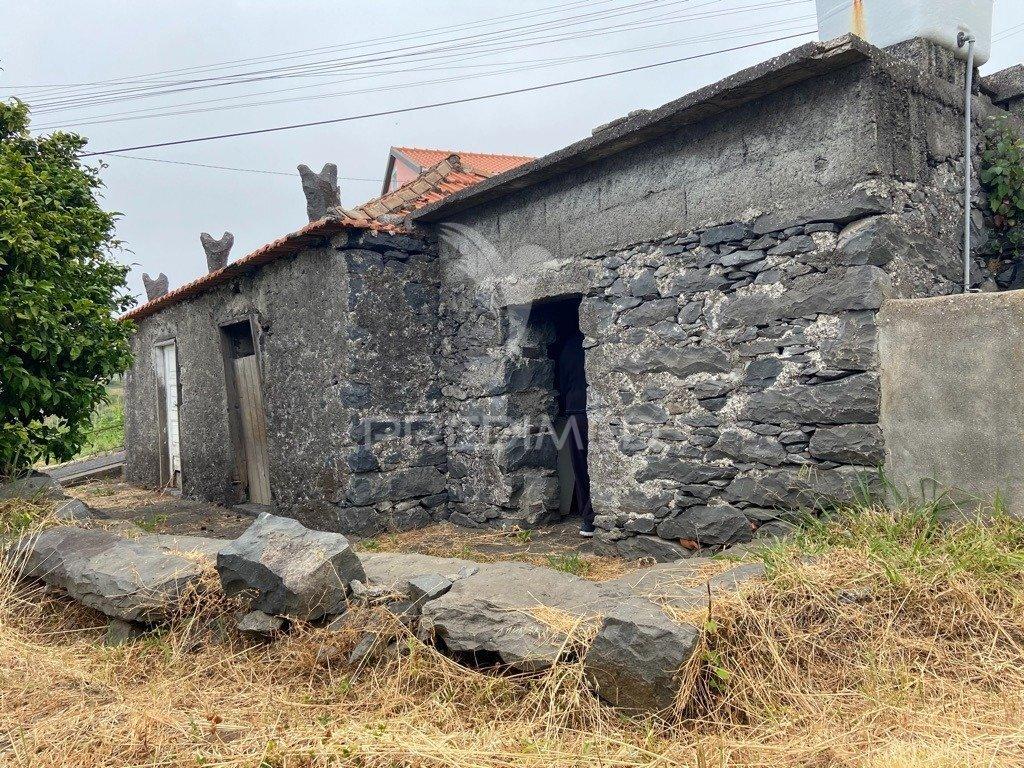 Moradia e palheiro em pedra com 2.770m2 de terreno no arco da calheta