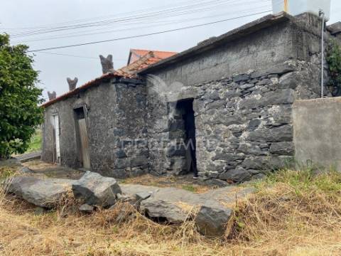 Moradia e palheiro em pedra com 2.770m2 de terreno no arco da calheta