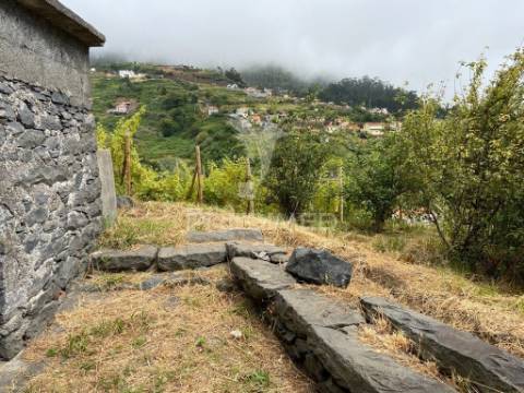 Moradia e palheiro em pedra com 2.770m2 de terreno no arco da calheta