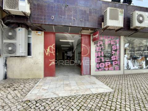 Venda de loja-café no centro de almada