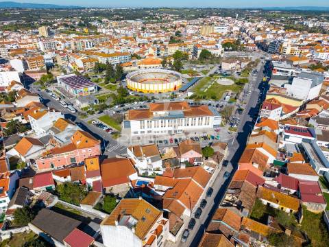 Excelente moradia térrea com quintal e anexos no centro da cidade