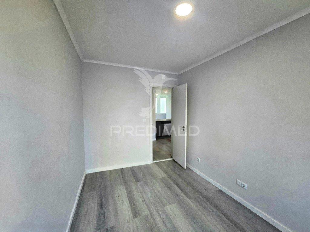 Apartamento t2, totalmente remodelado, em benfica - lisboa