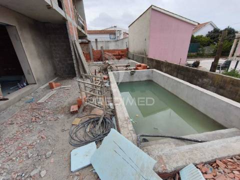 Moradia bi-familiar com piscina- 2 fracções t4