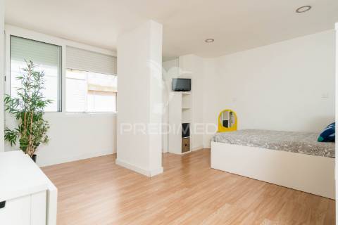 T1 open space remodelado no centro de almada | junto ao beira-mar | excelente localização