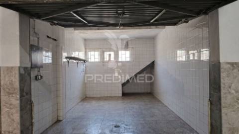 Garagem com 17m2 na baixa da banheira