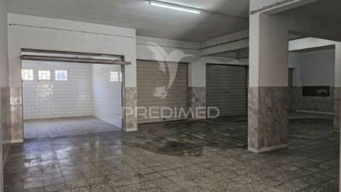 Garagem com 17m2 na baixa da banheira