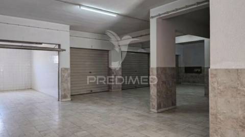 Garagem com 17m2 na baixa da banheira