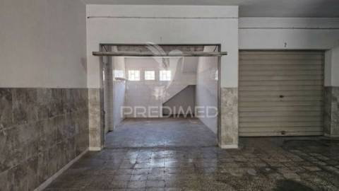 Garagem com 17m2 na baixa da banheira