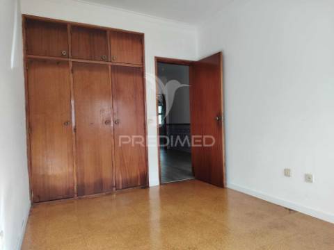 T2 na baixa da banheira com garagem