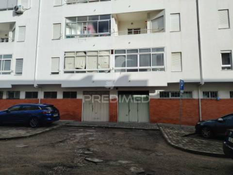 T2 na baixa da banheira com garagem