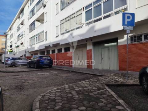 T2 na baixa da banheira com garagem