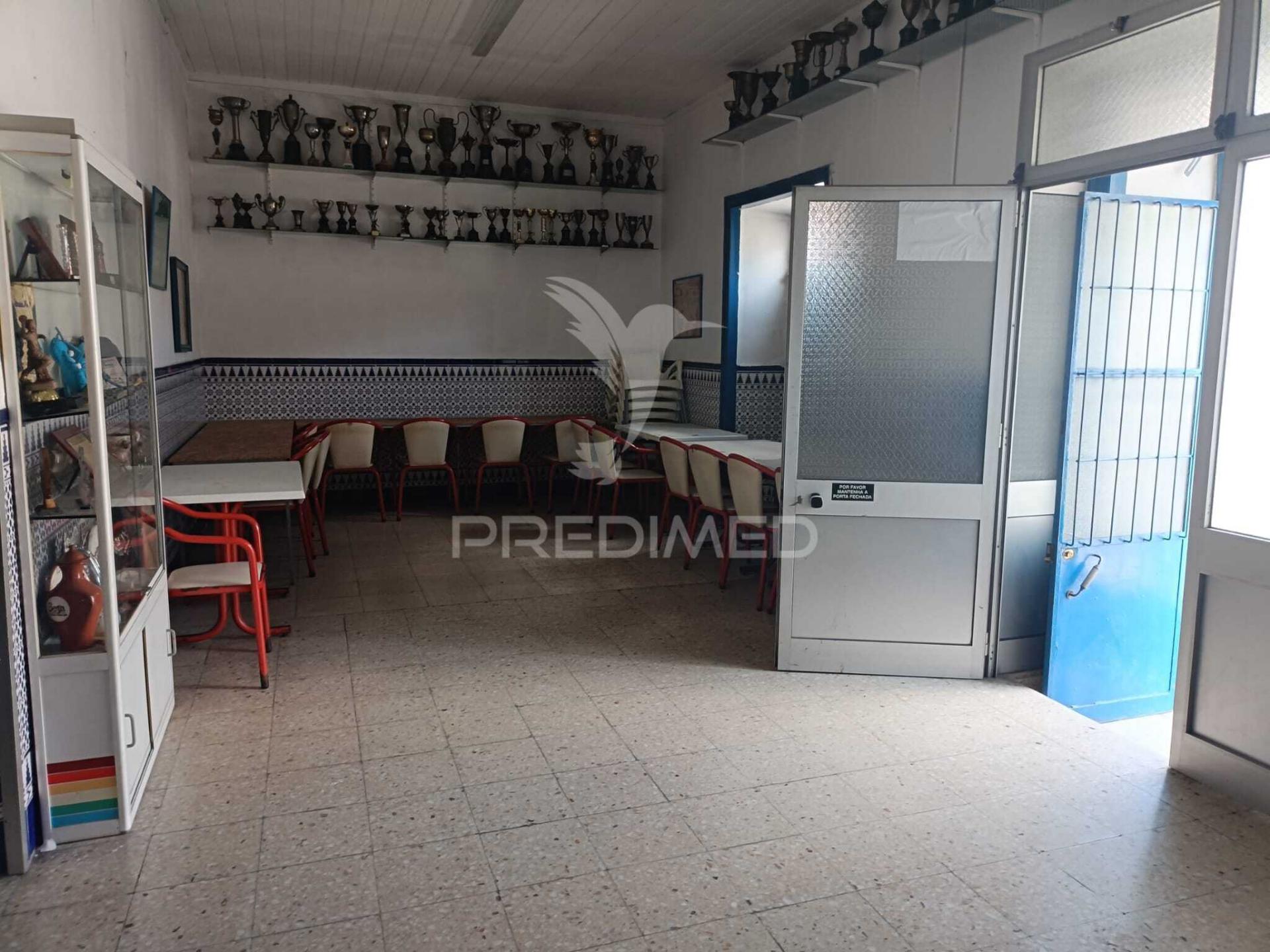 Espaço comercial localizado em beja, para reconstrução