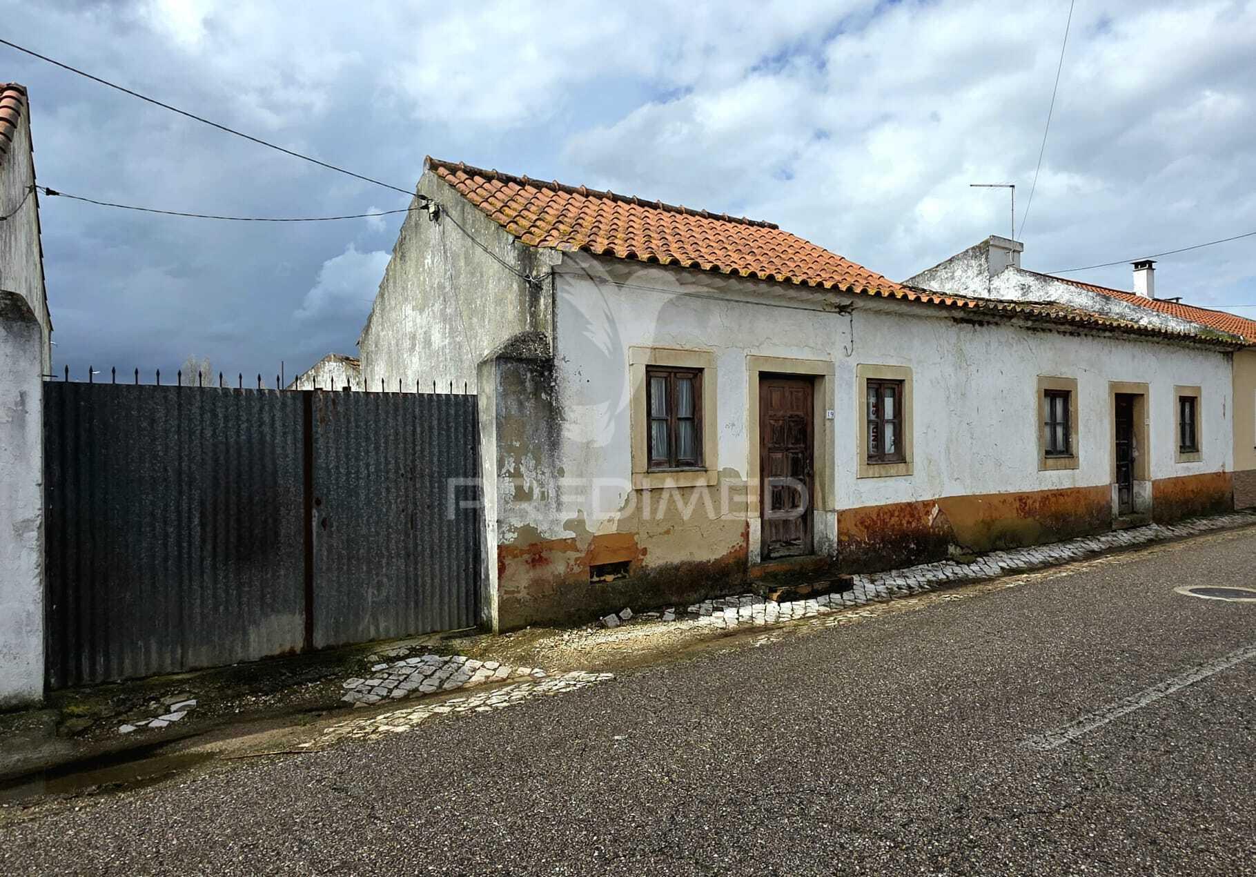 Casa antiga em anteporta, rio maior