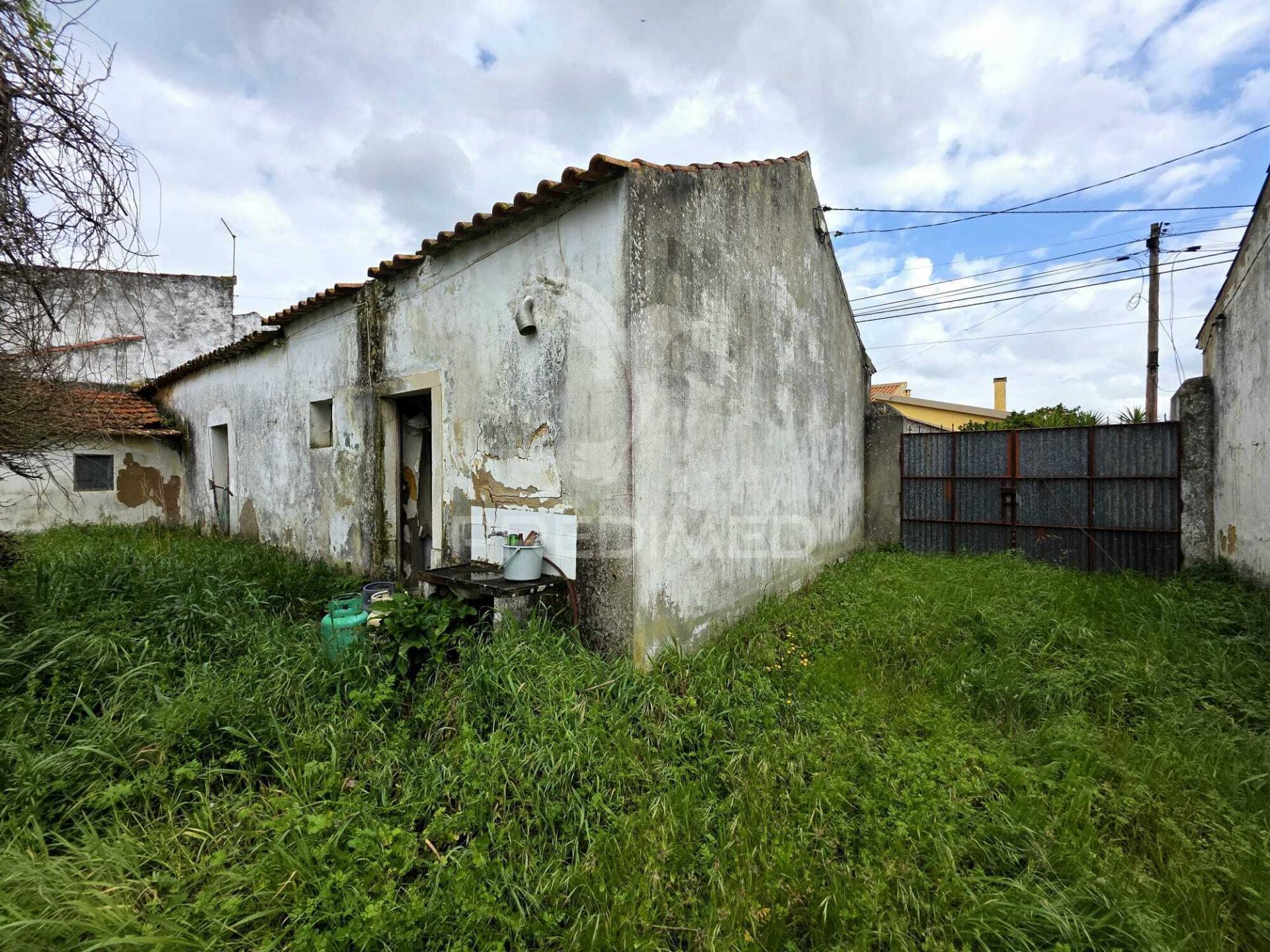 Casa antiga em anteporta, rio maior