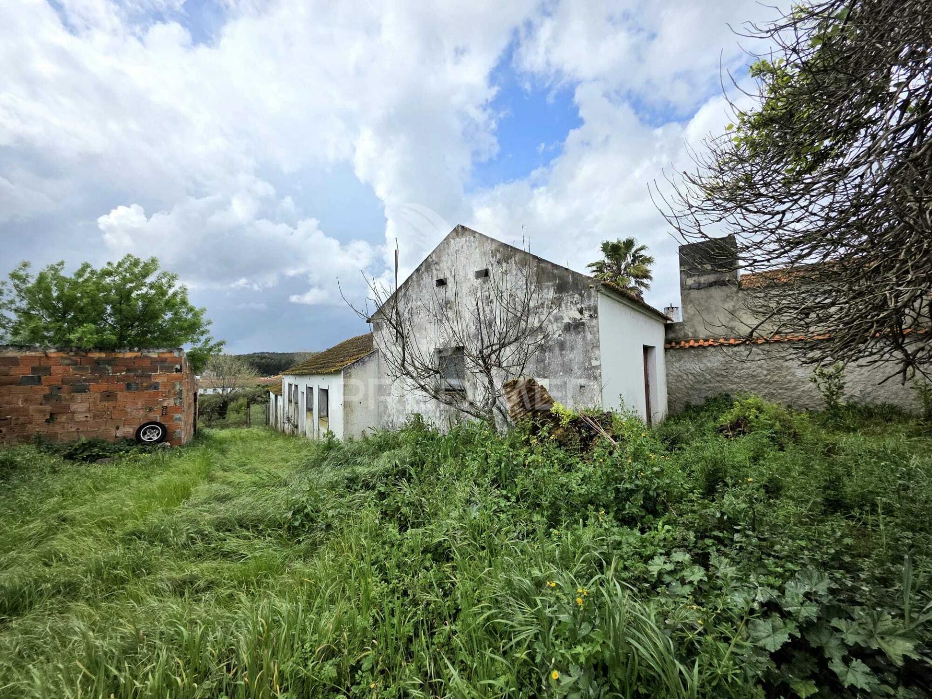 Casa antiga em anteporta, rio maior