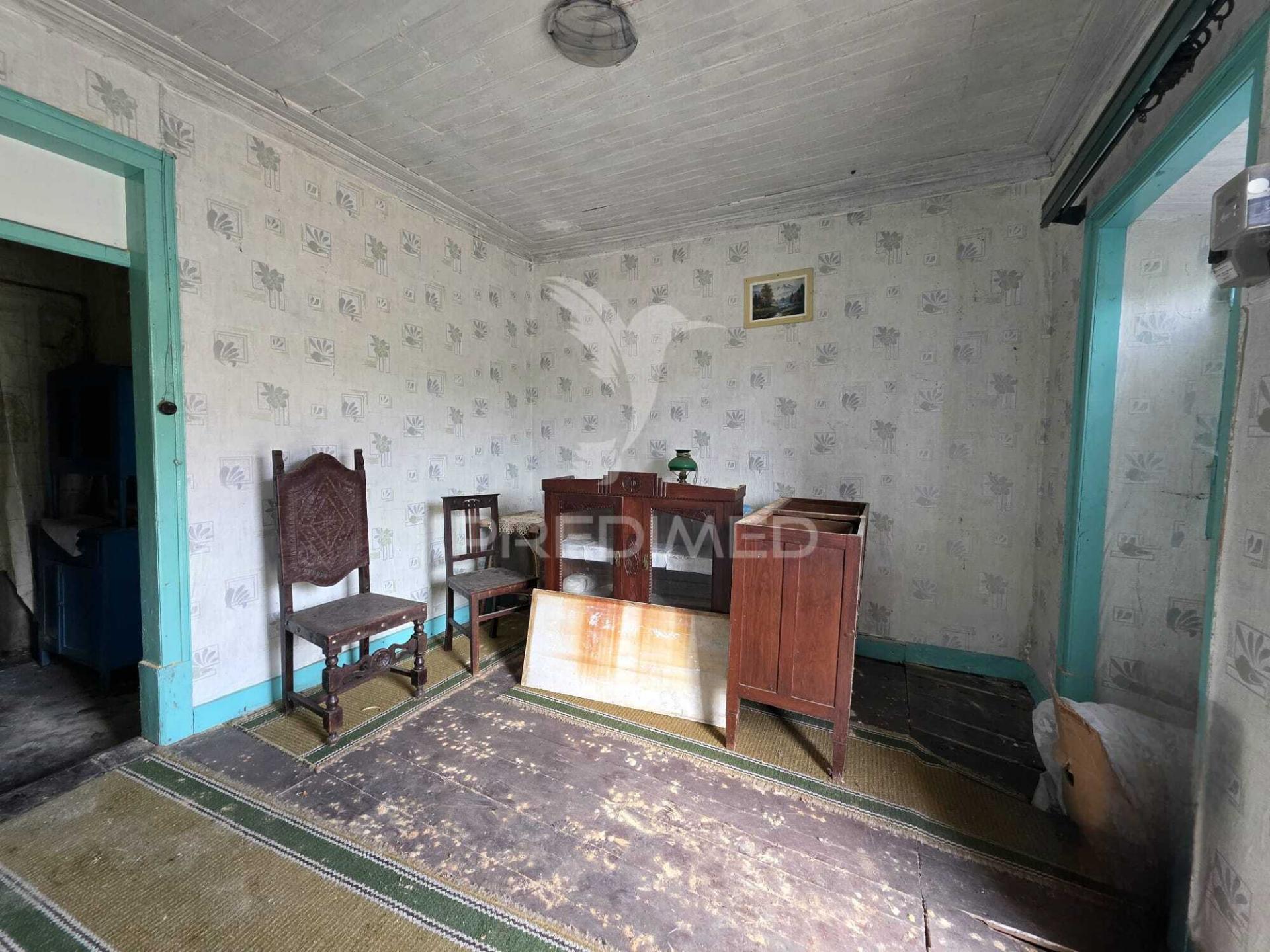 Casa antiga em anteporta, rio maior