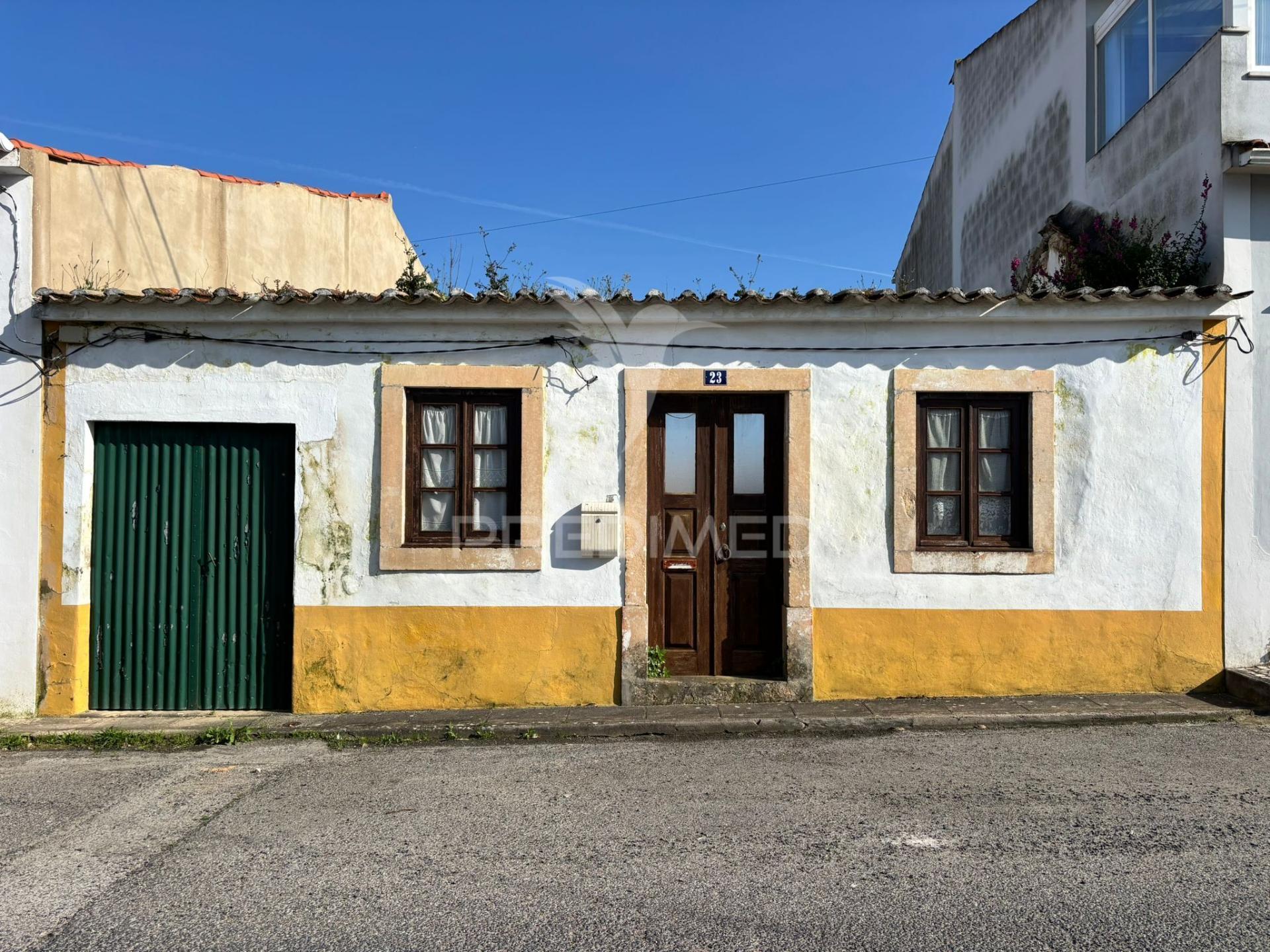 Ruína com projecto de reabilitação