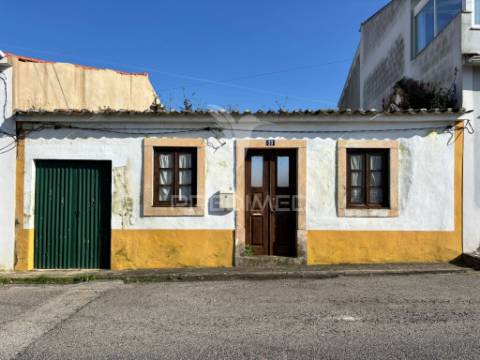 Ruína com projecto de reabilitação