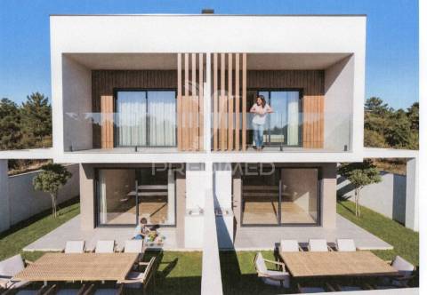 2 suítes (20,31 e 17,51m2), churrasqueira, sala c/ excelente exposição solar