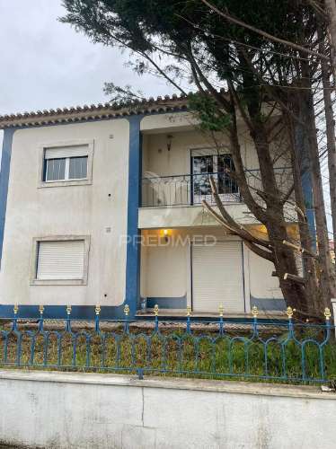 Moradia t4 com garagem para arrendamento,torres vedras, silveira.