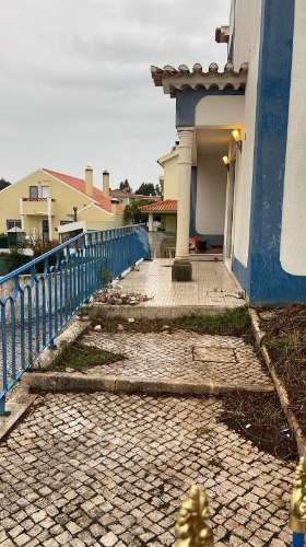 Moradia t4 com garagem para arrendamento,torres vedras, silveira.