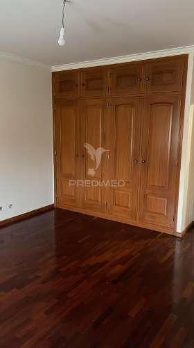 Moradia t4 com garagem para arrendamento,torres vedras, silveira.