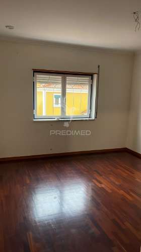 Moradia t4 com garagem para arrendamento,torres vedras, silveira.