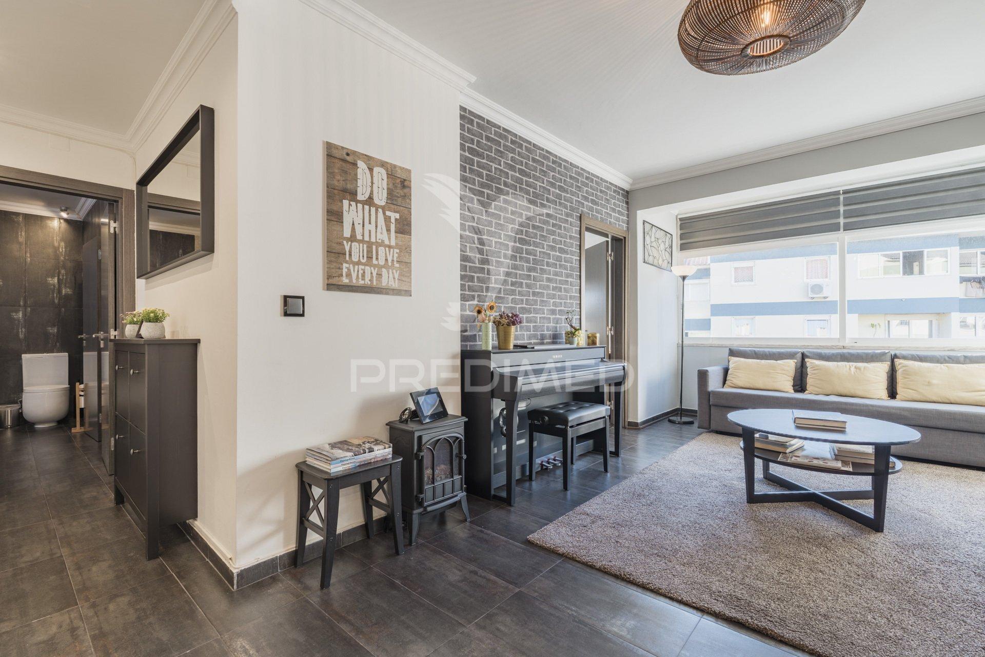 Amplo t1 remodelado com closet e open space | perto da praia e do comboio